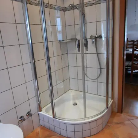 Zur Bruecke מלון