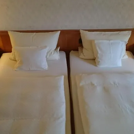 Zur Bruecke ホテル ケーヴェラアー